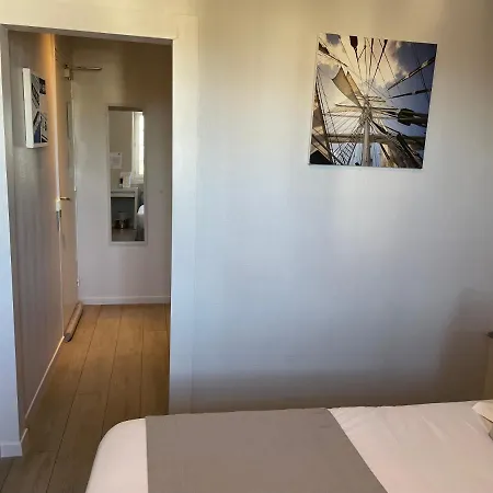 Hotel De La 2*